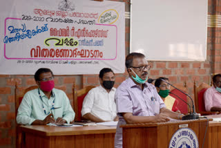 മത്സ്യത്തൊഴിലാളികൾക്ക് വള്ളം വിതരണം ചെയ്തു  The boat was distributed to the fishermen  alappuzha latest news  മത്സ്യത്തൊഴിലാളികൾ  ആലപ്പുഴ വാര്‍ത്തകള്‍