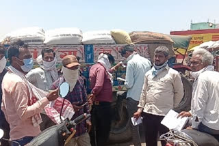 Token distributed to farmers standing on Indore-Kota highway