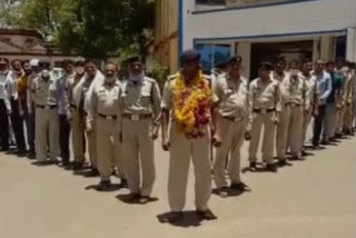 Policemen took out a rally and bid farewell to the station in-charge in barwani