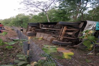 12 injured in road accident in mahasamund