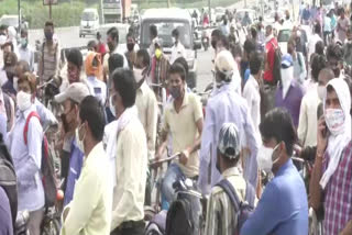 Thousands defy lockdown at Delhi-Gurugram border