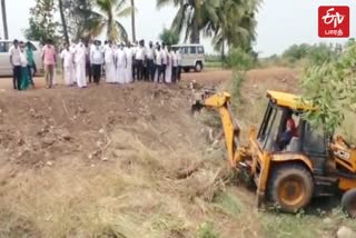 தூர்வாரும் பணியை அமைச்சர் தொடங்கி வைக்கும் காட்சி