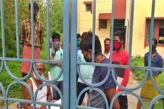 Migrant workers at Polytechnic College Quarantine Center sit on hunger strike in dhanbad