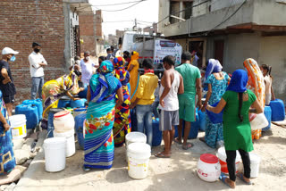 people of  shradhanand colony facing water crisis at badli in delhi