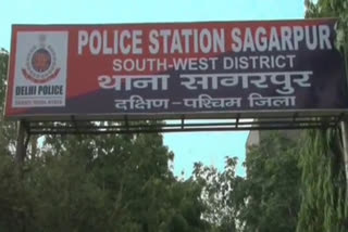 two robbers robbed woman purse by excusing her for hunger at sagarpur