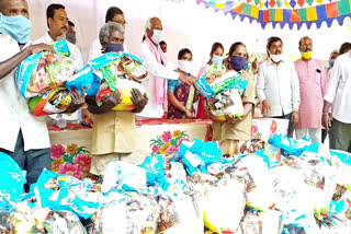 former-deputy-chief-minister-kadiyam-srihari-distribute-the-goods-staff-at-pallagutta-jangaon