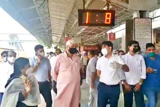 bengaluru to jodhpur  jodhpur news  800 passengers come to jodhpur  मंत्री गजेन्द्र सिंह शेखावत  minister gajendra singh shekhawat  बेंगलुरु से जोधपुर पहुंची Train