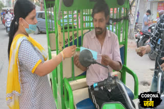 Social worker Poonam Verma distributed masks to e-rickshaw drivers In Uttam Nagar