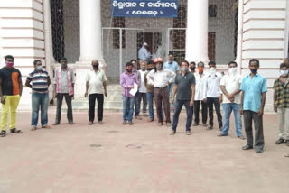 Barik Sangh has demanded that the administration open a salon in Deogarh district