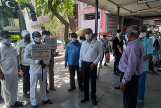 rtc officers awareness on corona to passengers in nizamabad