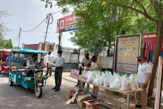 Police distributed dry ration to rickshaws and e-rickshaw drivers in dwarka delhi