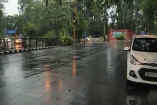 Light drizzle in Delhi led to drop in temperature