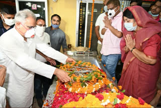 cm bhupesh and ex cm raman singh pay tribute to ajit jogi in raipur