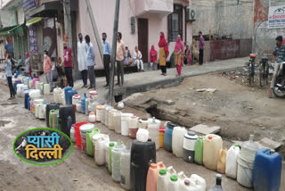 People upset due to lack of water in Mustafabad and Karawal Nagar delhi