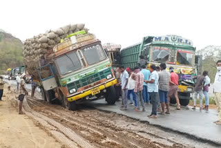 3 lorries collide at manthani