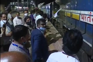 Shramik train carried 1454 workers from koppal railway station to Orissa