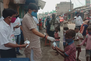 विधायक राज सिन्हा ने भोजन वितरित किया