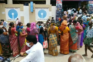 people  waiting in que at bank  without distance in thuni