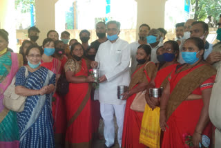 Basavaraja horatti distributes lunch box to Corona Warriors in Hubballi