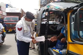 gohana traffic police cutting challan on auto rikshaw