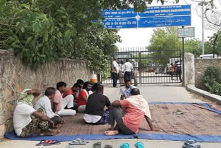 najafgarh ujwa people locked water supply center due to lack of water