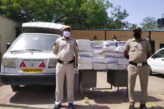 Baba Haridas Nagar Police caught Wine smuggler with 60 cartoons of liquor