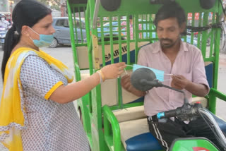 Poonam Verma of Aam Aadmi Party distributed masks to rickshaw drivers