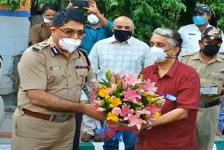 Police commissioner Bhaskar rao welcomed constable who were cured by corona