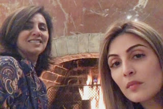 'Supermom' Neetu turns hairstylist for daughter Riddhima