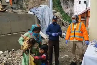 civil defence distribute food to migrant labor in shimla