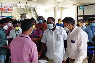R B Udayakumar inspect on corona test in madurai airport
