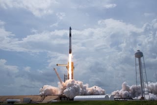 nasa-successfully-launches-spacex-dragon-capsule