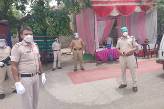 police tight security at inderpuri containment zone in delhi