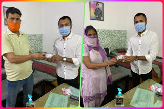 Former MLA Ram Singh Neta distributed ration coupons to needy people in Harinagar ward corona virus