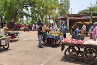 The police station in-charge will listen to the minds of small traders in hoshangabad