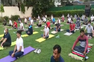 Delhi Police personnel learning yoga from Yoga expert