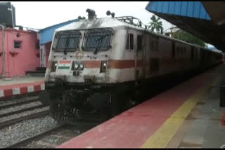 migrant labour are returning to Odisha by covid special train