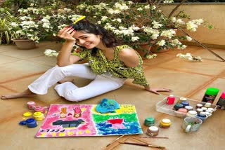 ananya pandey paints unofficial poster of khali peeli