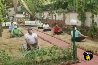 Paharganj police personnel are doing yoga everyday due to coronavirus