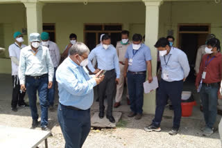 Secretary inspecting quarantine center