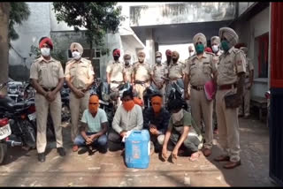 Police arrested 4 thieves along with 5 motorcycles and illegal liquor