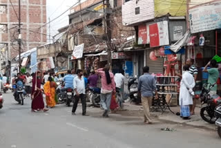 people are not following the rules of lockdown and social distancing near police line in patna