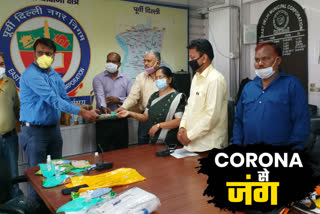 Shahdara South Zone gave health safety kit to sanitation workers