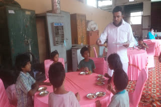 During lockdown needy are getting food in Shahdara at delhi