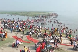 crowd on ghats