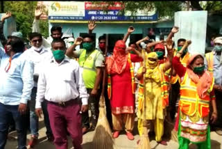 cleaning workers protesting against police at shalimar garden