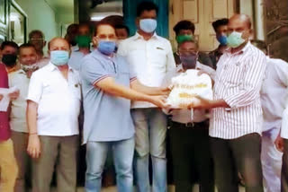 RN Foundation Distribute essential commodities to the rickshaw driver In sangli