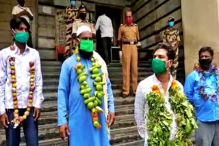 handcart-traders-agitation-against-municipal-corporation-in-latur