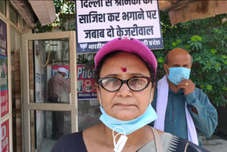 BJP leader detained by police while sitting on protest against kejriwal govt at Old Seemapuri in Shahdara