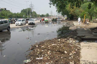 Waste of drainage running on Wazirabad Mandoli main road Problem not solved